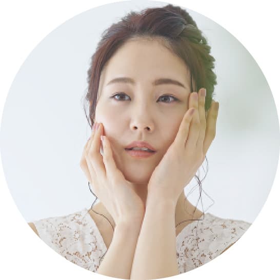 むくみに悩んでいる女性